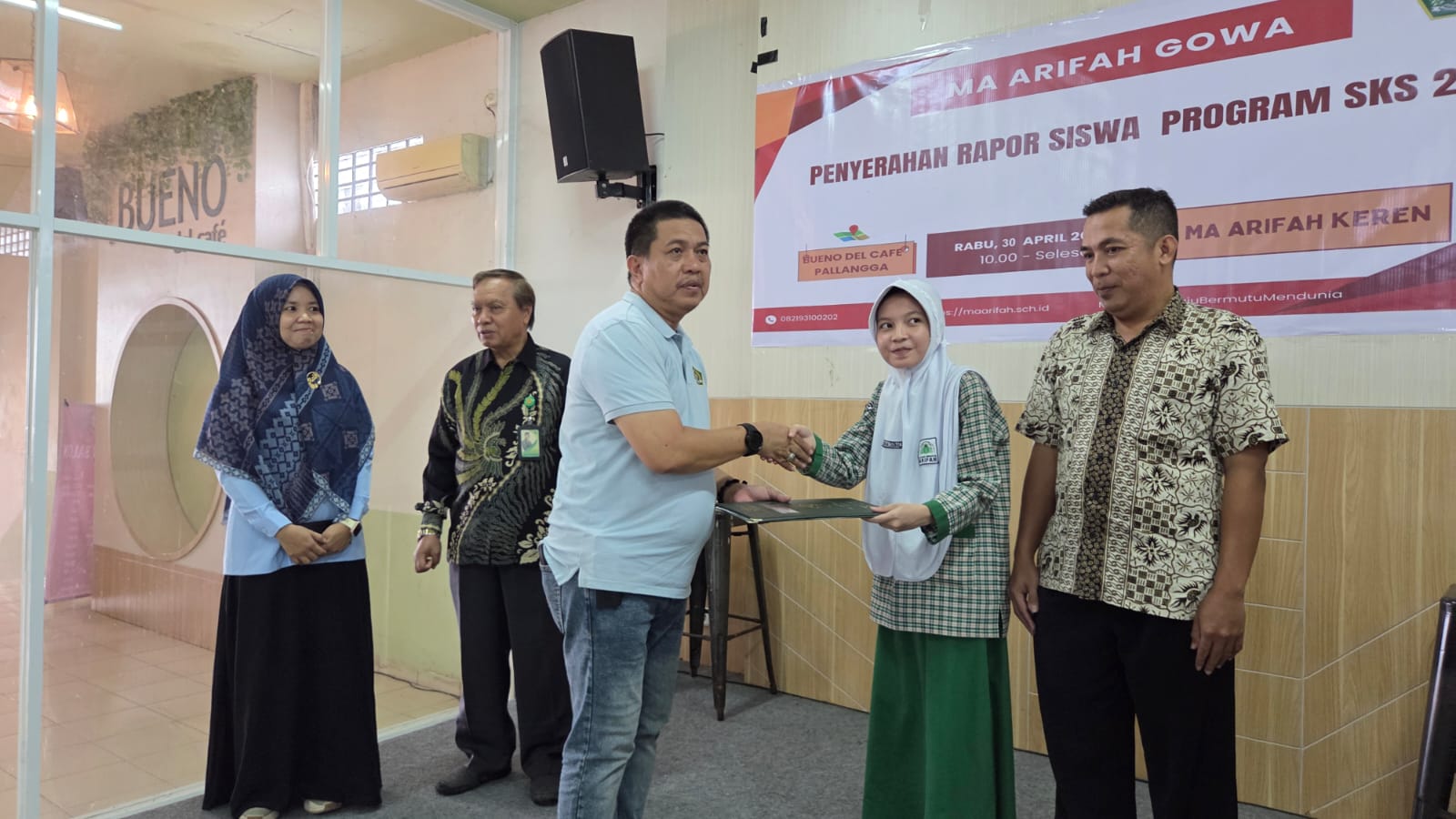 Kakankemenag saat menyerahkan rapor pada siswa SKS