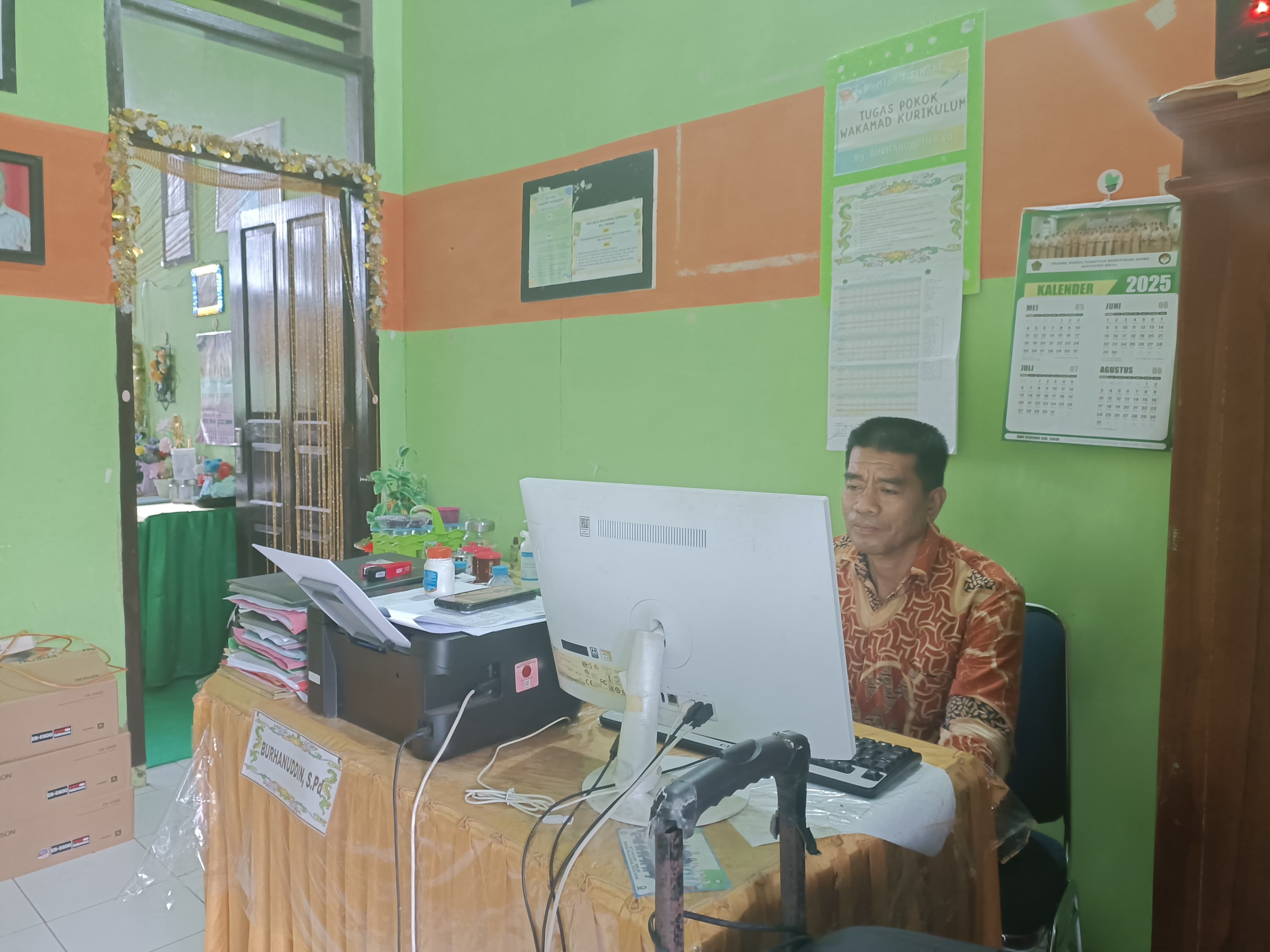 Burhanuddin, Wakamad Bidang Kurikulum MTsN 1 Sinjai
