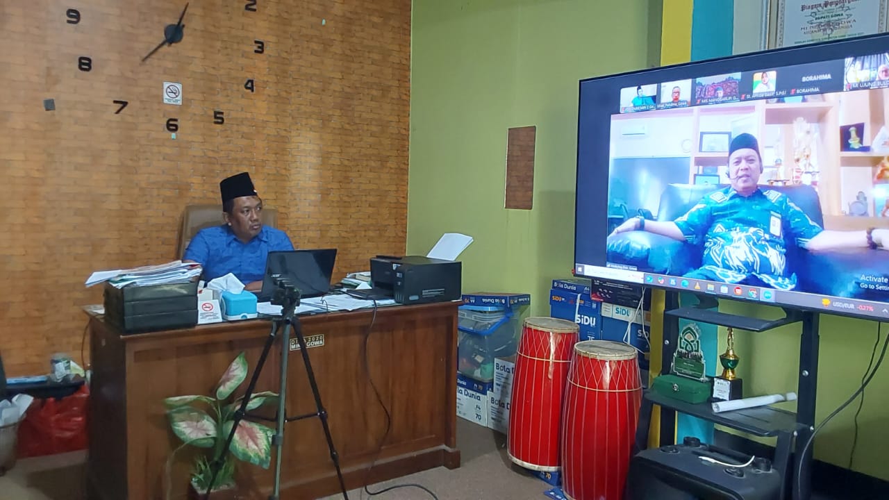 Kepala MIN 2 Gowa saat mengikuti raker via zoom