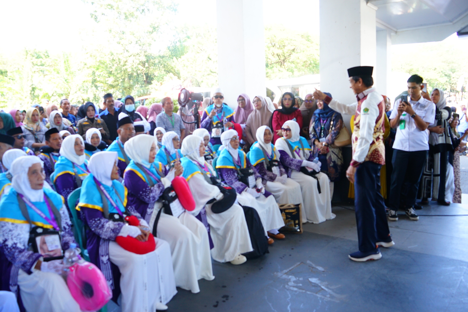 Togaf menyempatkan diri menyapa para jemaah