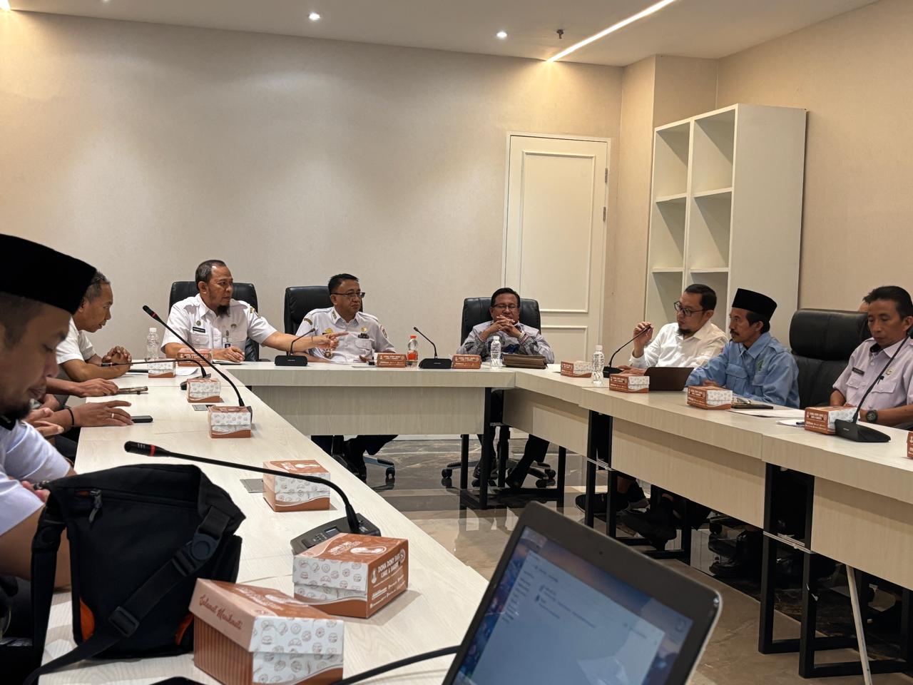 Kakankemenag Kota H.Muhammad bersama Asisten I Makassar Pada Rapat Koordinasi terkait proses seleksi Imam Kelurahan serta pembentukan Panitia Seleksi Komisioner Baznas