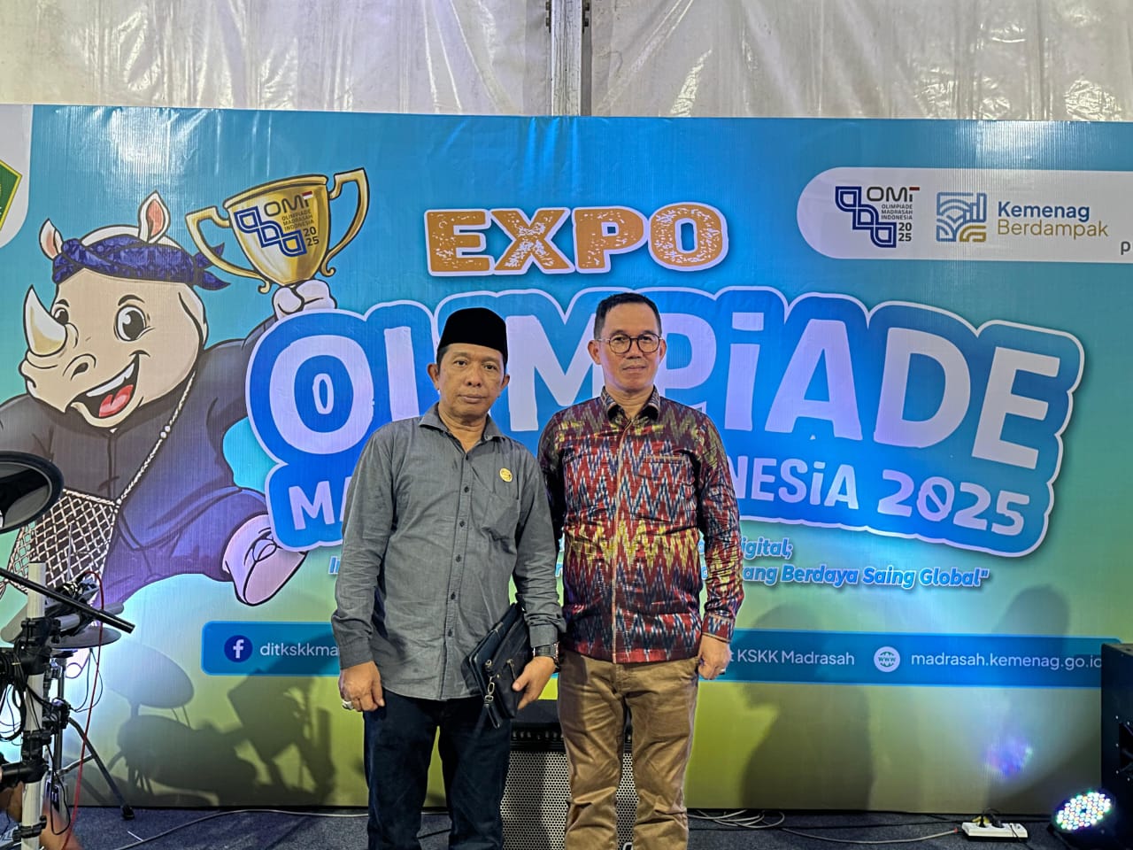 Kepala Kantor Kementerian Agama Kabupaten Soppeng berfoto bersama Bapak H. Wahyuddin Hakim, Kepala Bidang Pendidikan Madrasah Kanwil Kemenag Sulsel, usai pembukaan Olimpiade Madrasah Indonesia (OMI) Nasional 2025