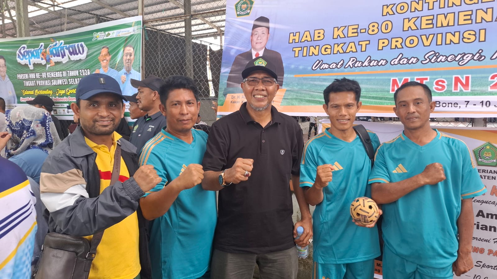 Ahmad Jailani Bersama Tim Sepak Takraw Saat Foto Bersama