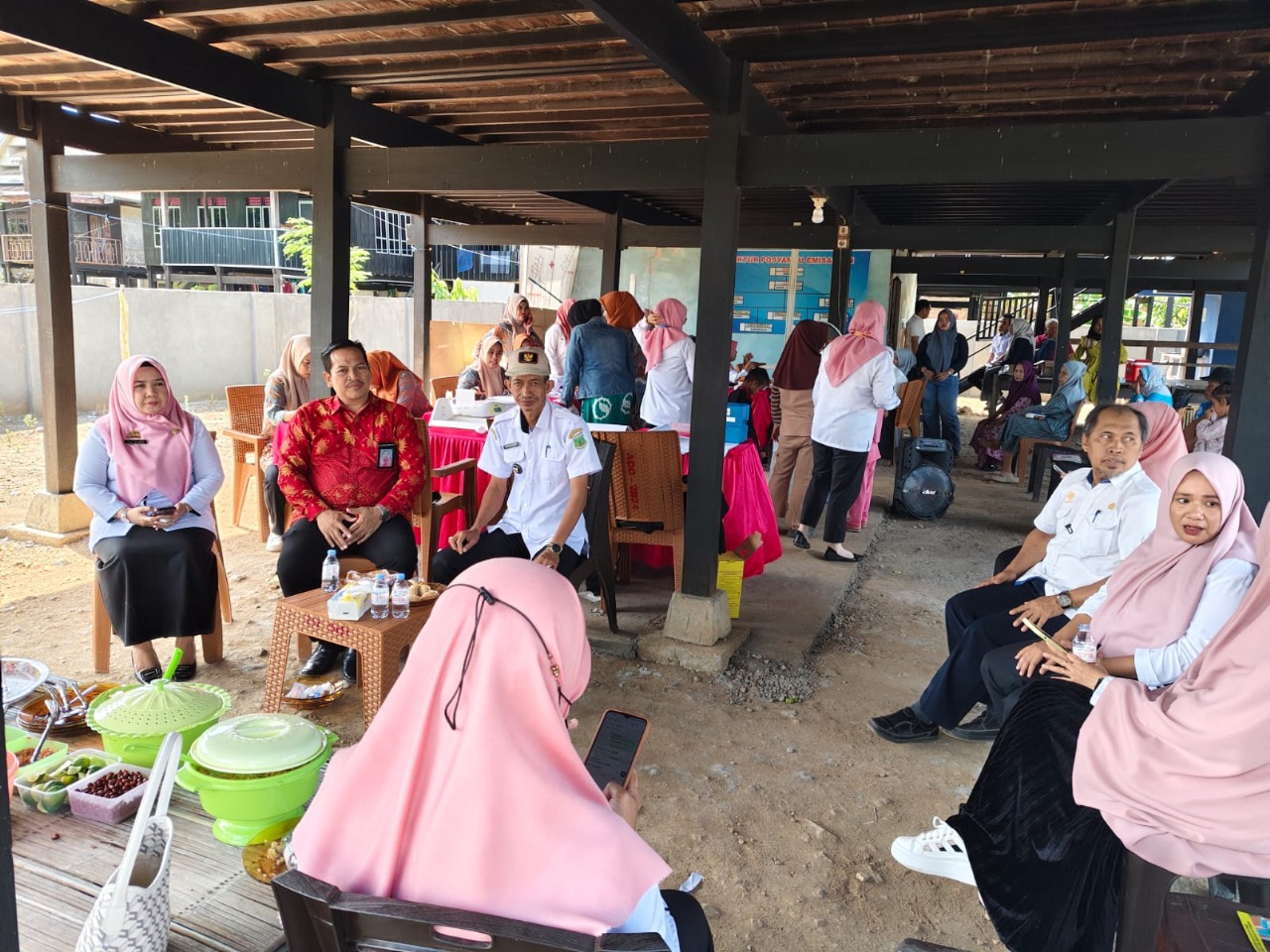 Kepala KUA Mattiro Bulu Gelar Rapat Lintas Sektoral di Kolong Rumah Warga Desa Bunga