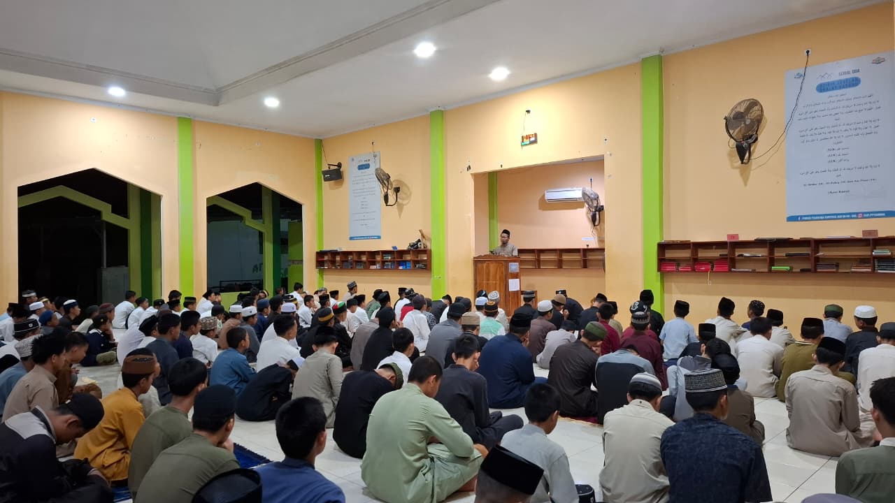 Serius menyimak paparan ustad terkait penjelasan gerhana