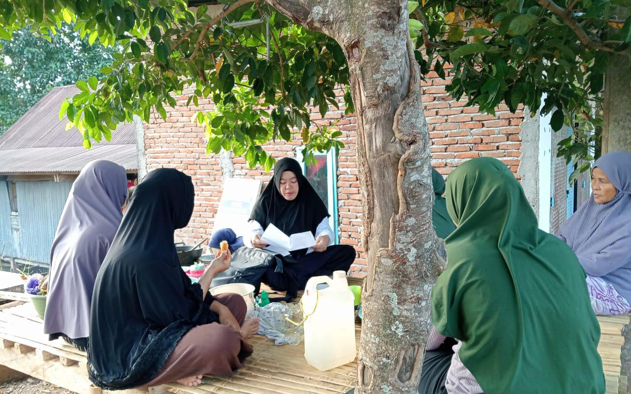 Hasniati saat mendata warga