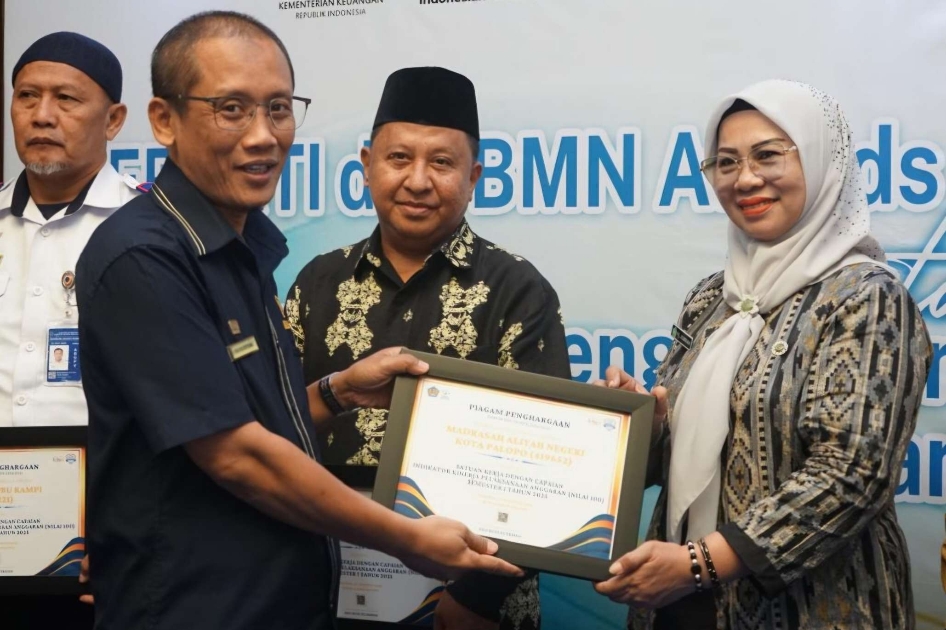 Kamad MAN Terima Penghargaan Dari KPPN Palopo