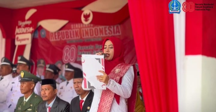 Pembacaan susunan acara oleh MC pada HUT RI ke-80 di Kecamatan Kajuara