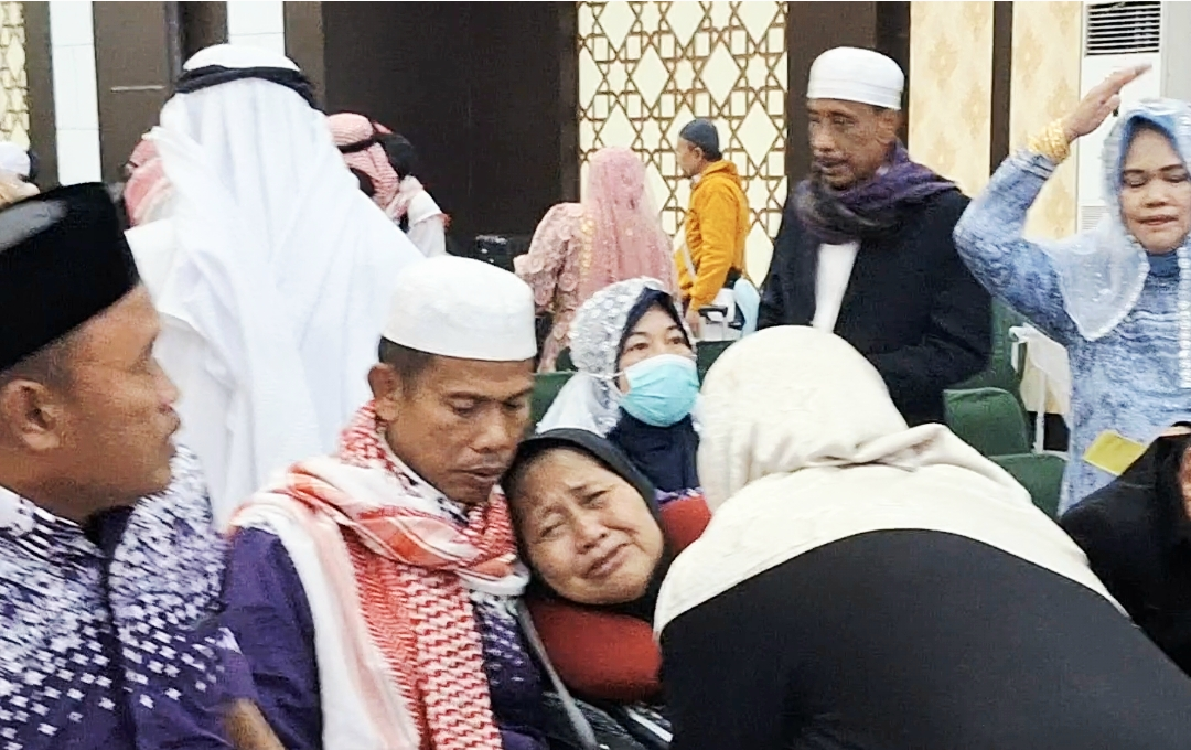 Terima Kabar Suami Wafat di Tanah Suci, Tangis Sri Bagiati Pecah di Aula Arafah Asrama Haji Makassar