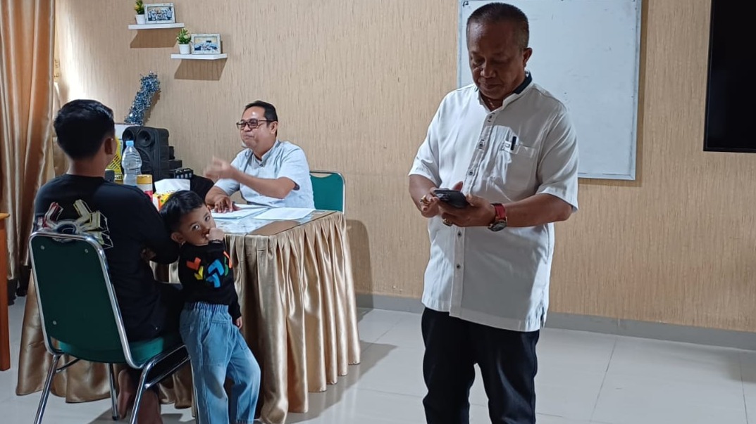 Kepala MTsN 1 Bone Pantau Langsung Wawancara Orang Tua Calon Siswa Kelas Sains