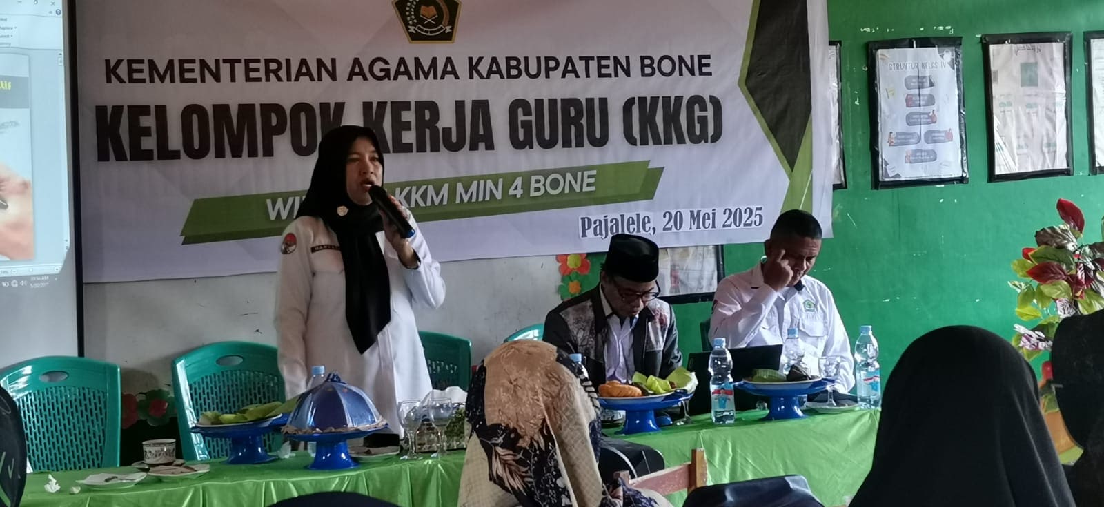 Kolaborasi para guru dan kepala madrasah se-KKM MIN 4 Bone dalam perumusan soal Asesmen Akhir Tahun (AAT) tahun pelajaran 2024/2025 di MI Nurul Hikmah Pajalele.