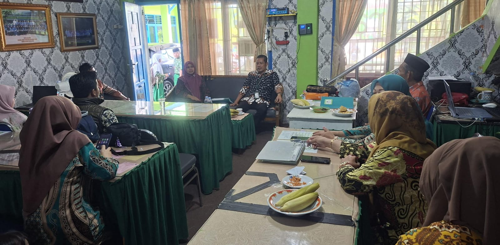 Pertemuan di ruang guru