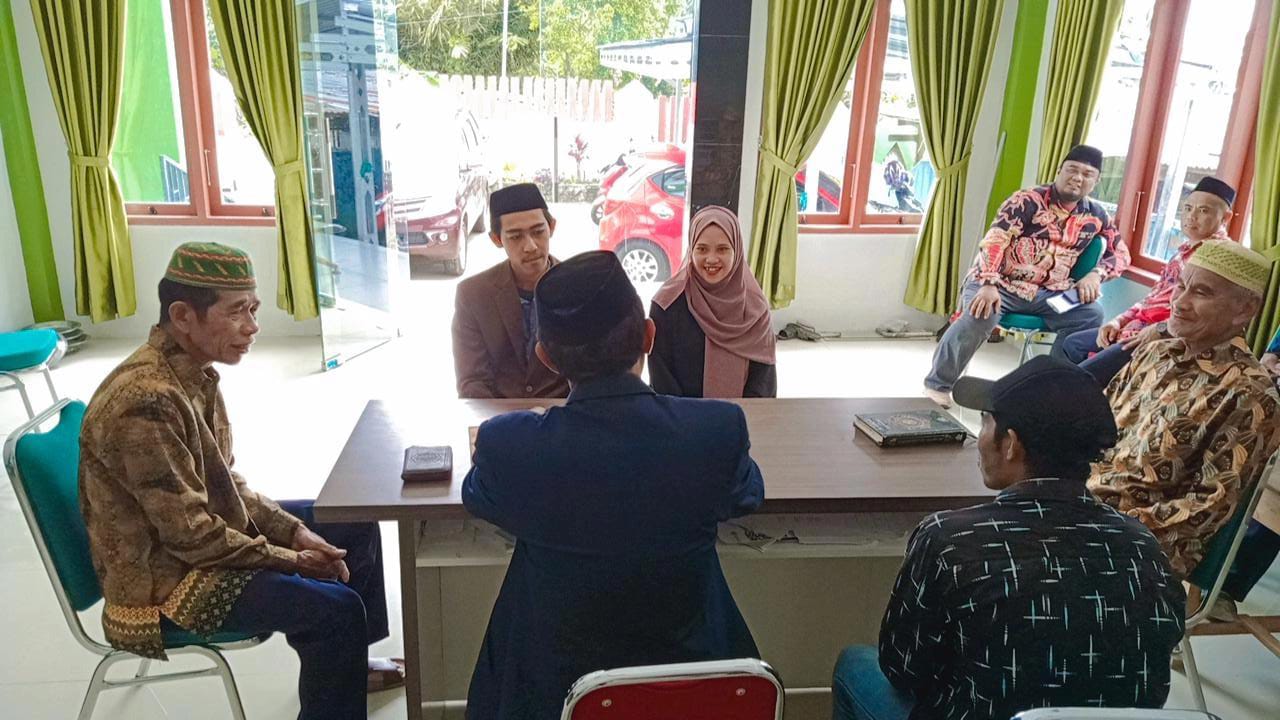 1 Ramadan Penuh Berkah, Pasangan Ini Pilih Halalkan Cinta di KUA Tompobulu (Foto: Sahar)