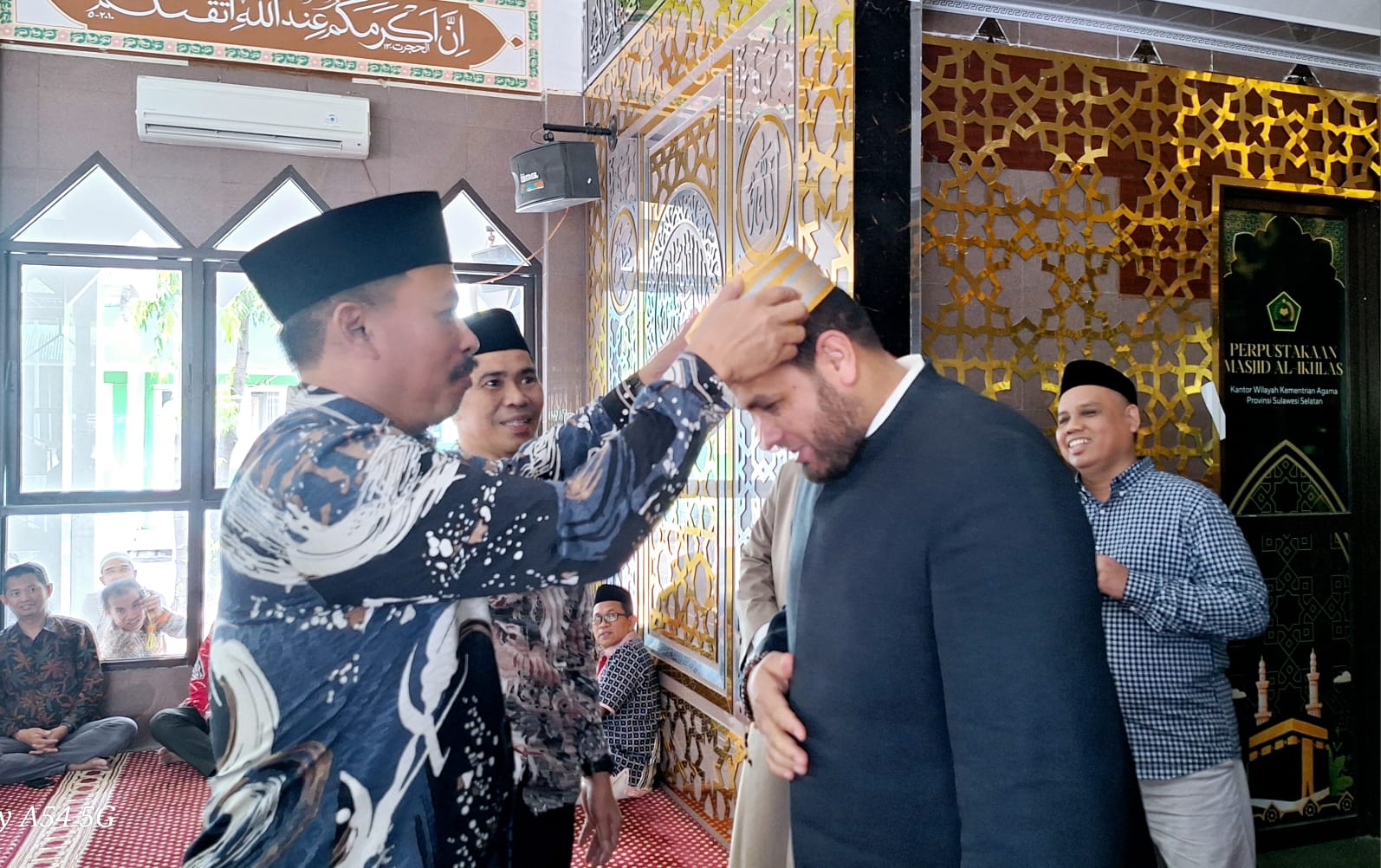 Akhiri Lawatan di Sulsel, Kakanwil Ali Yafid Lepas Ulama Al Azhar Mesir dengan Memasangkan Songkok  Recca