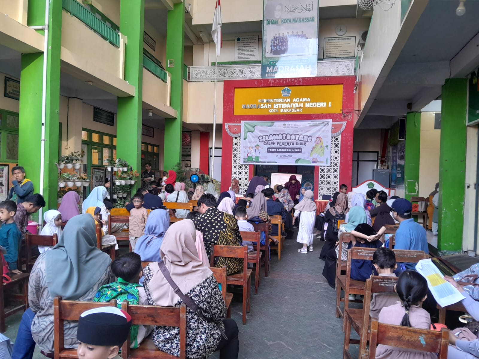 FFoto saat pendaftaran siswa di Min 1 Kota Makassa
