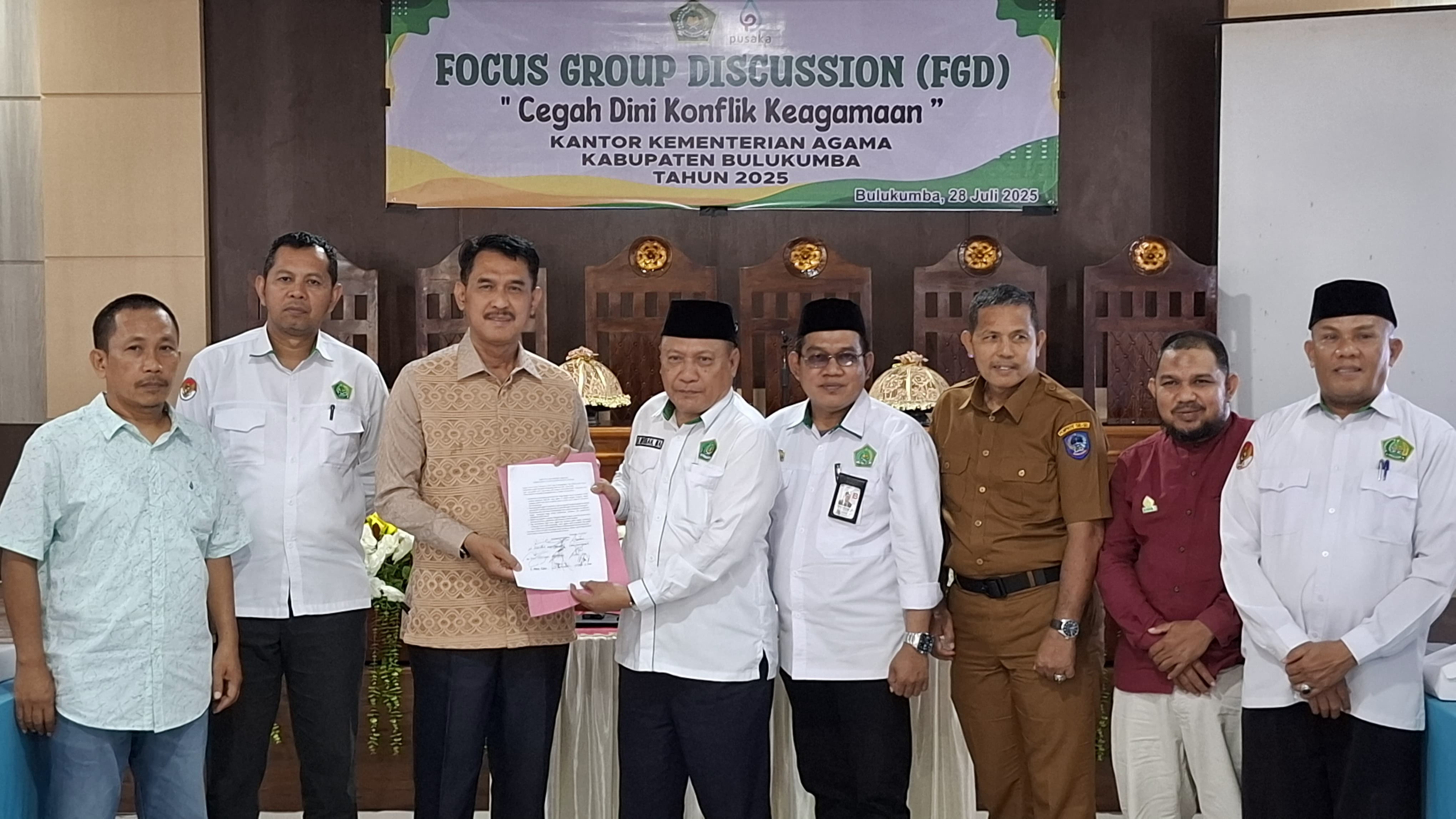 Kepala Kantor Kemenag Bulukumba, H. Misbah, S.Ag., MA bersama Kepala Seksi Bimas Islam, Syafruddin, S.Ag., M.H.I., serta Ketua Dewan Masjid Indonesia (DMI) Bulukumba, Andi Muktamar