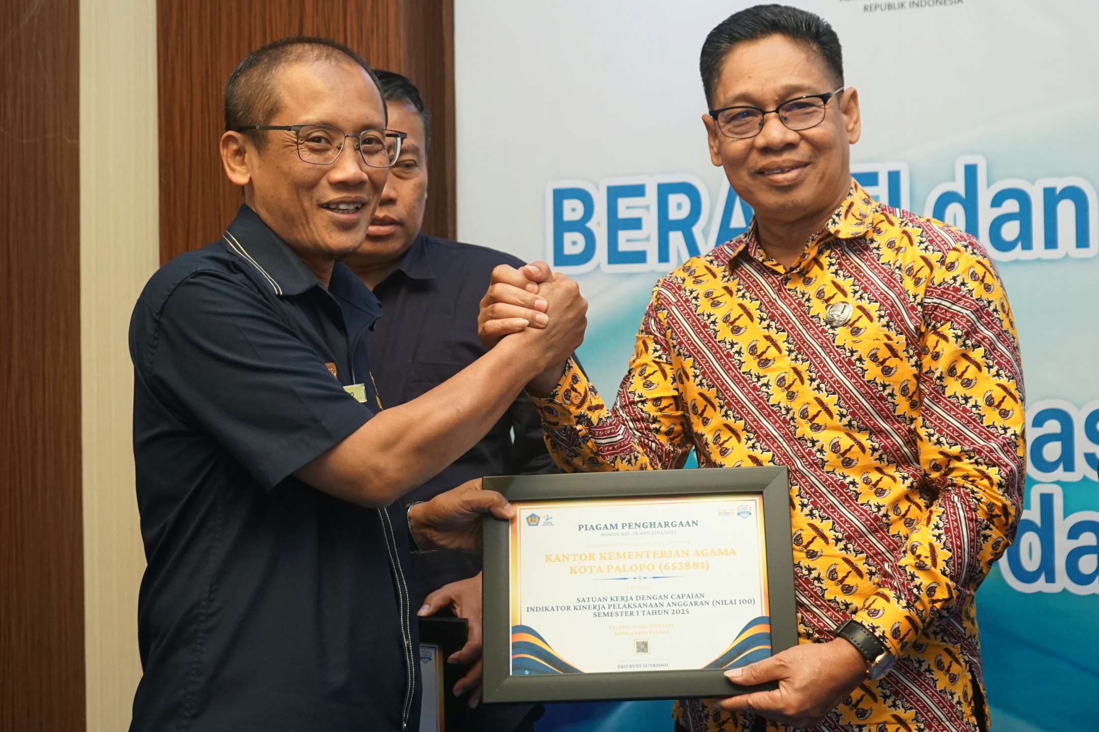 Kakan Kemenag Palopo Terima Penghargaan dari KPPN Palopo