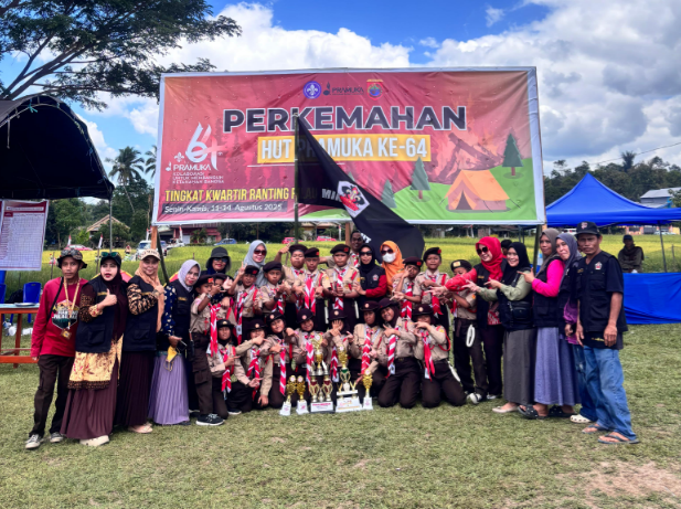 Suasana peserta pramuka dari MIN 3 Bulukumba saat diumumkan menjadi Juara Umum 1 pada Lomba HUT Pramuka ke-68 Tahun 2025