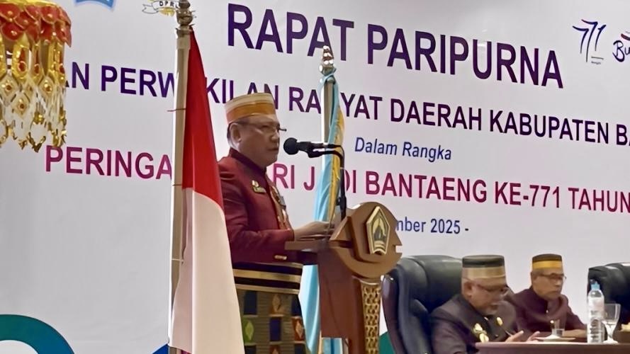 Khusyuk! H. Misbah Pimpin Doa di Rapat Paripurna Hari Jadi ke-771 Bantaeng pada Ahad, 7 Desember 2025 (Foto: Humas Kemenag Bantaeng)