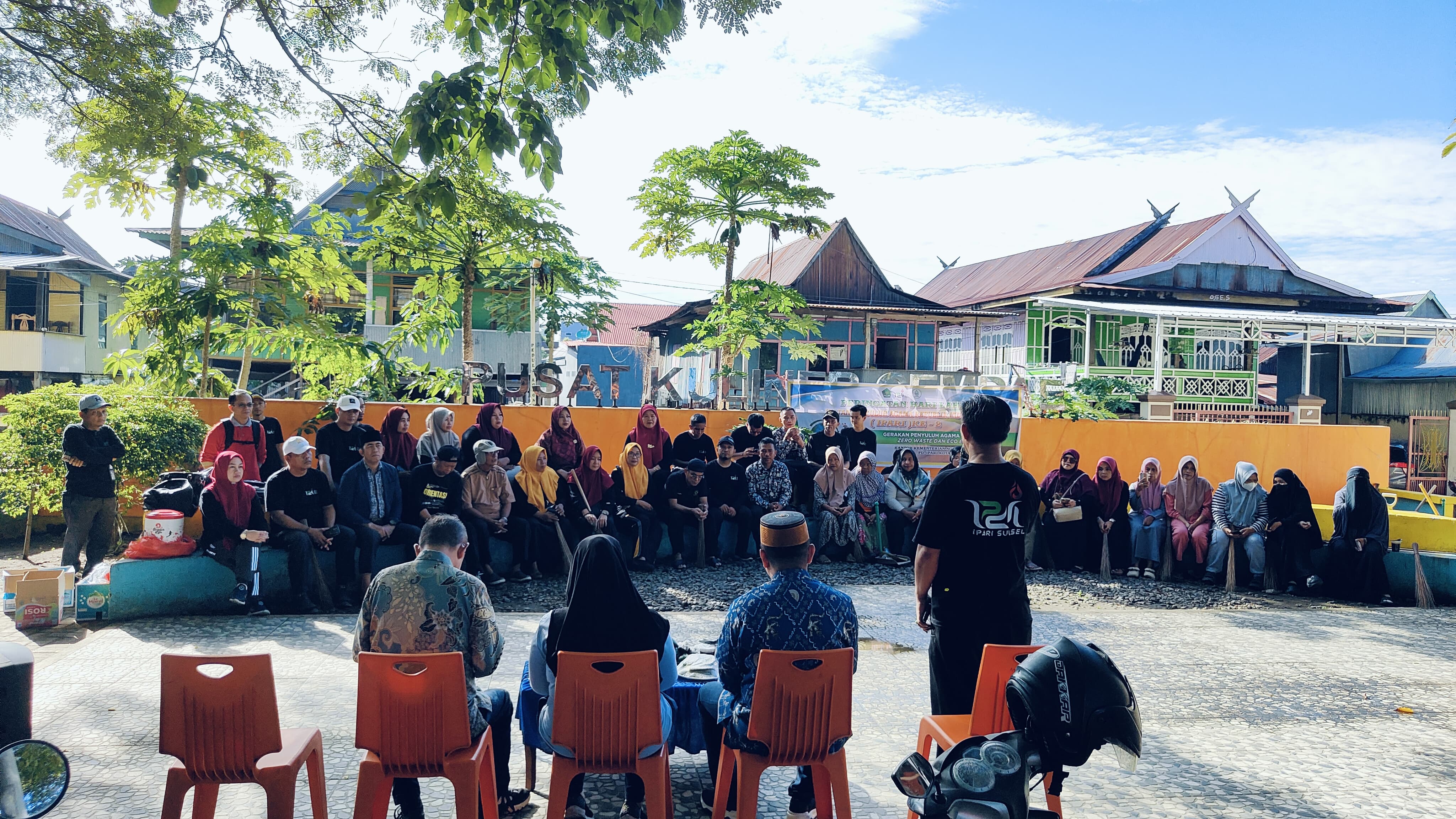 Pengarahan sebelum bersih-bersih lingkungan