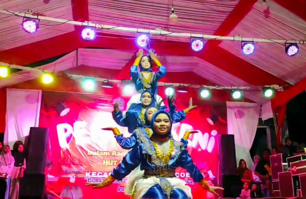Formasi piramida yang memukau dari penari MIN 4 Bone saat membawakan tarian di panggung seni Bumi Perkemahan Caligo Unyi, memikat perhatian penonton dengan gerakan kompak dan penuh percaya diri.