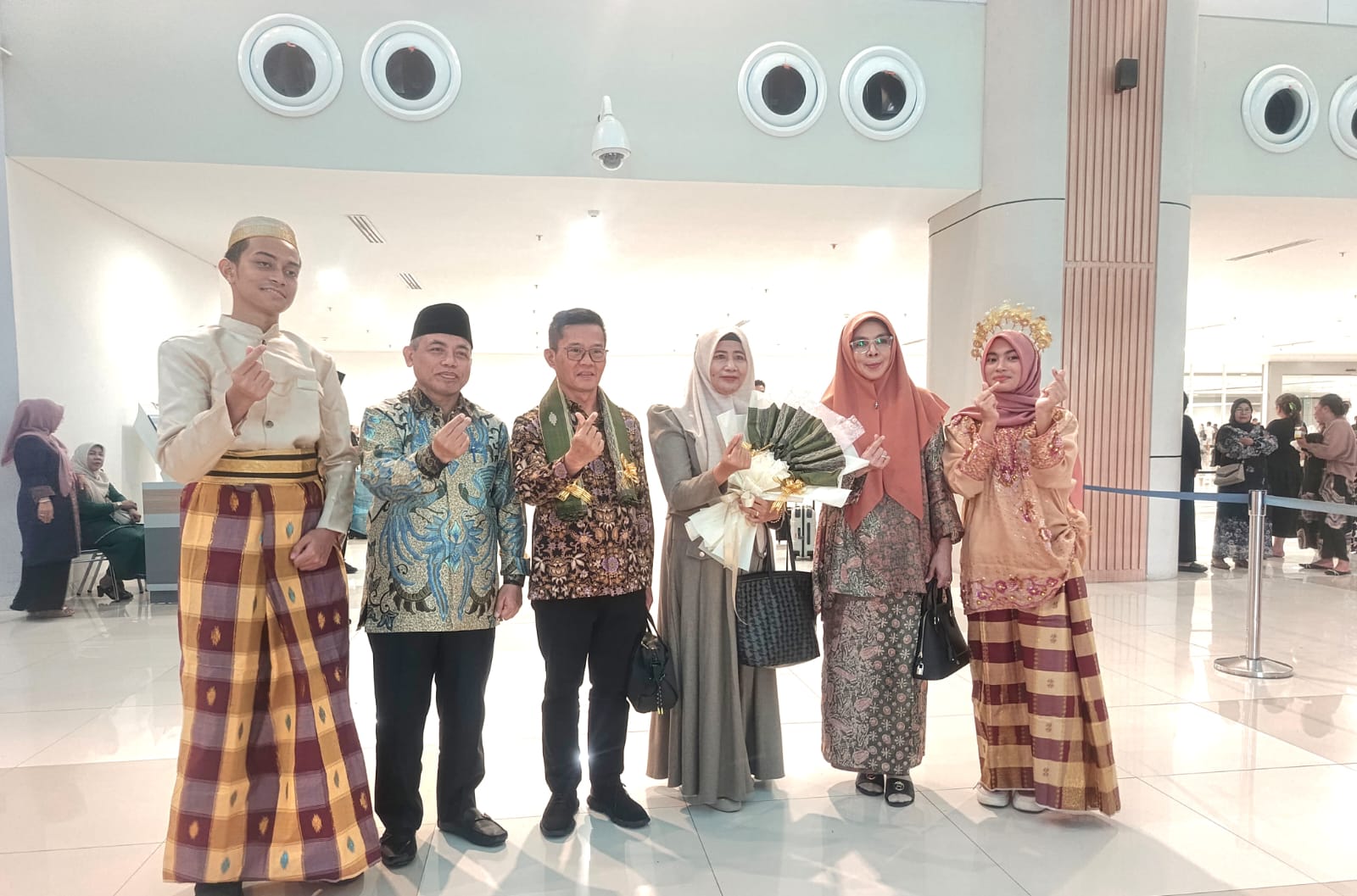 Kepala Kemenag Takalar bersama Ketua DWP saat menjemput Kakanwil Sumatera Selatan di Bandara Sultan Hasanuddin Makassar
