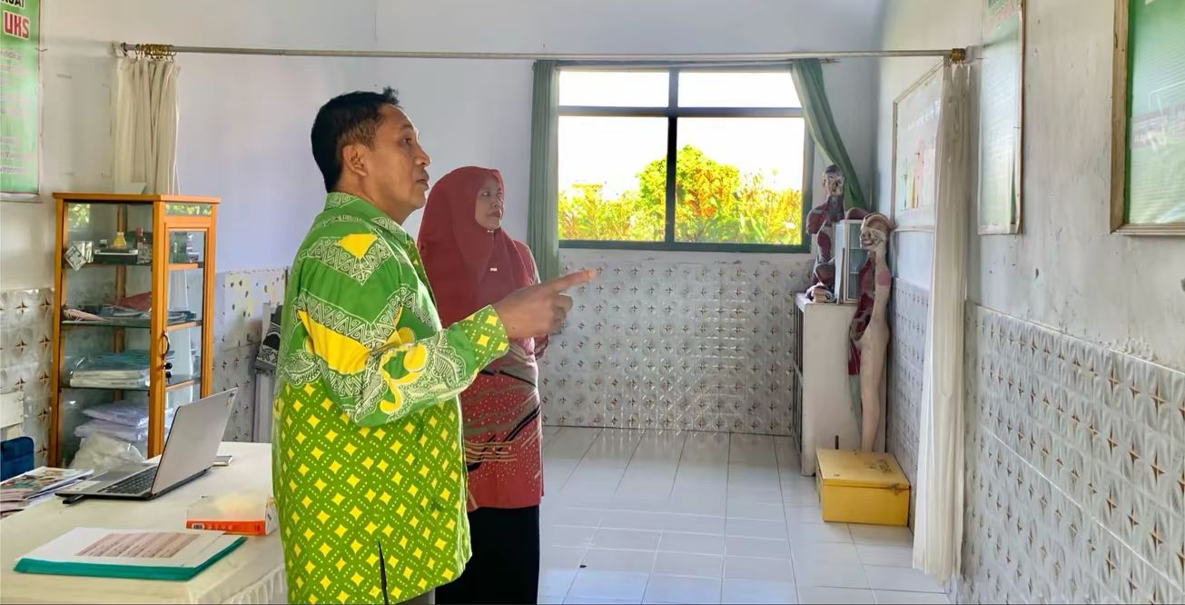 Kepala MIN 2 Sinjai Dampingi Wasmad Tinjau Sarpras Madrasah