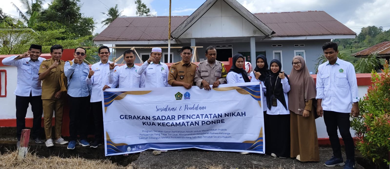 Foto bersama perangkat Desa Tellu Boccoe