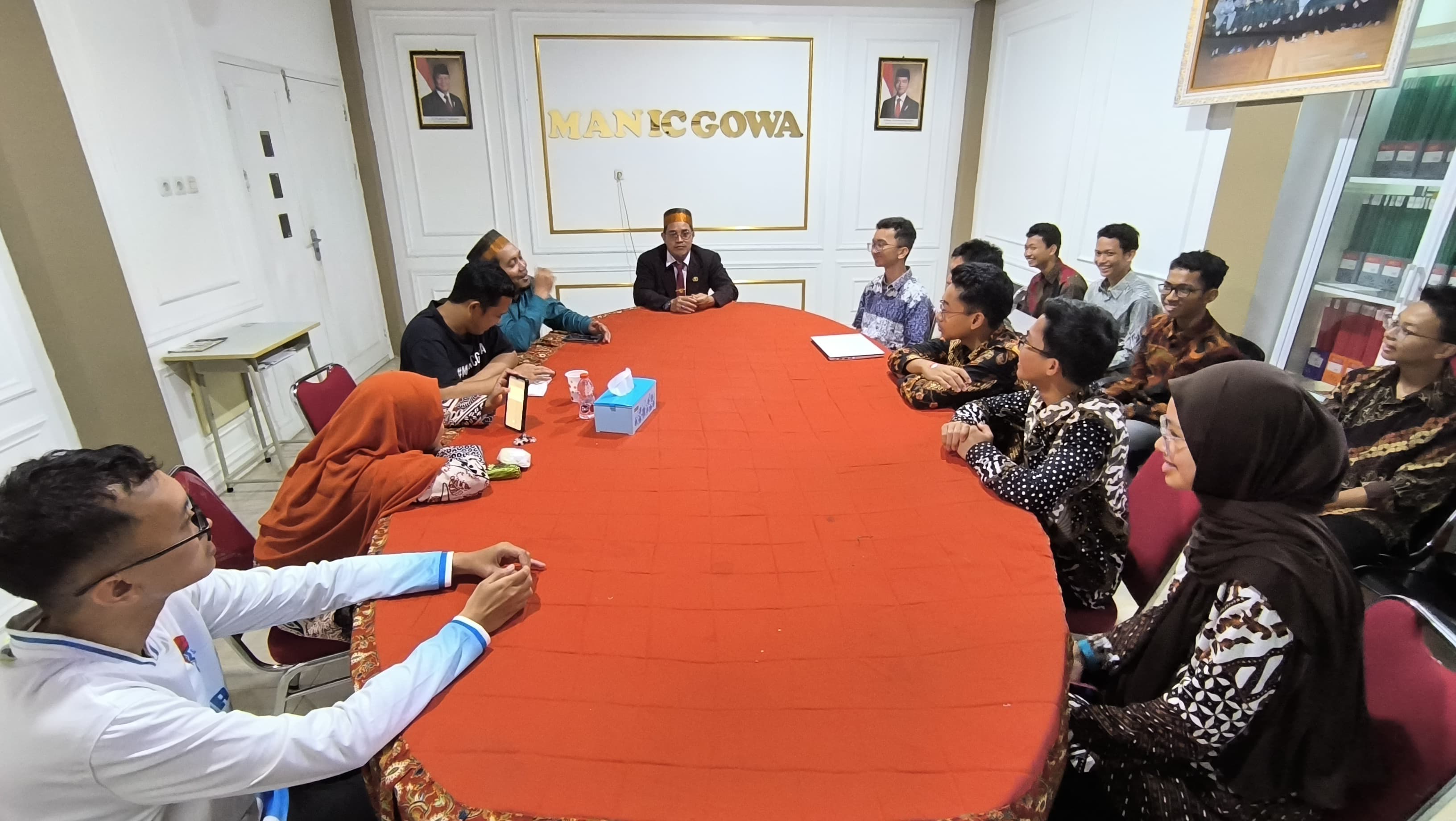 Pelepasan di ruang rapat madrasah