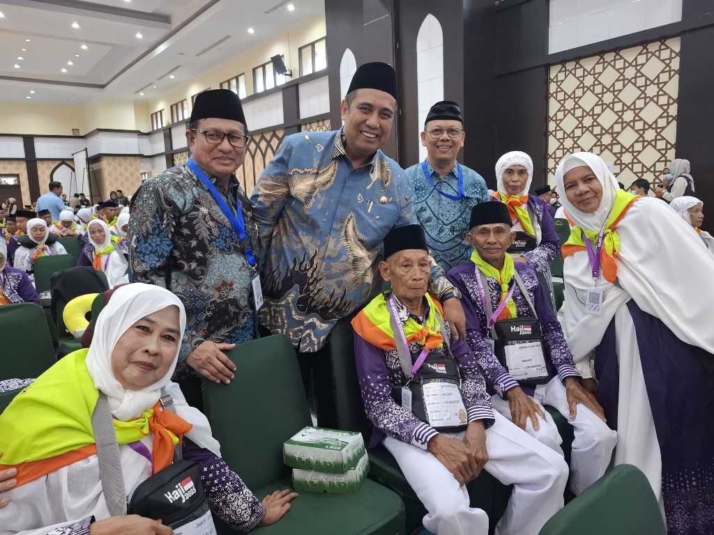 Bupati Maros Chaidir Syam (tengah) dan Kakankemenag H. Muhammad (kiri) di aula Arafah.