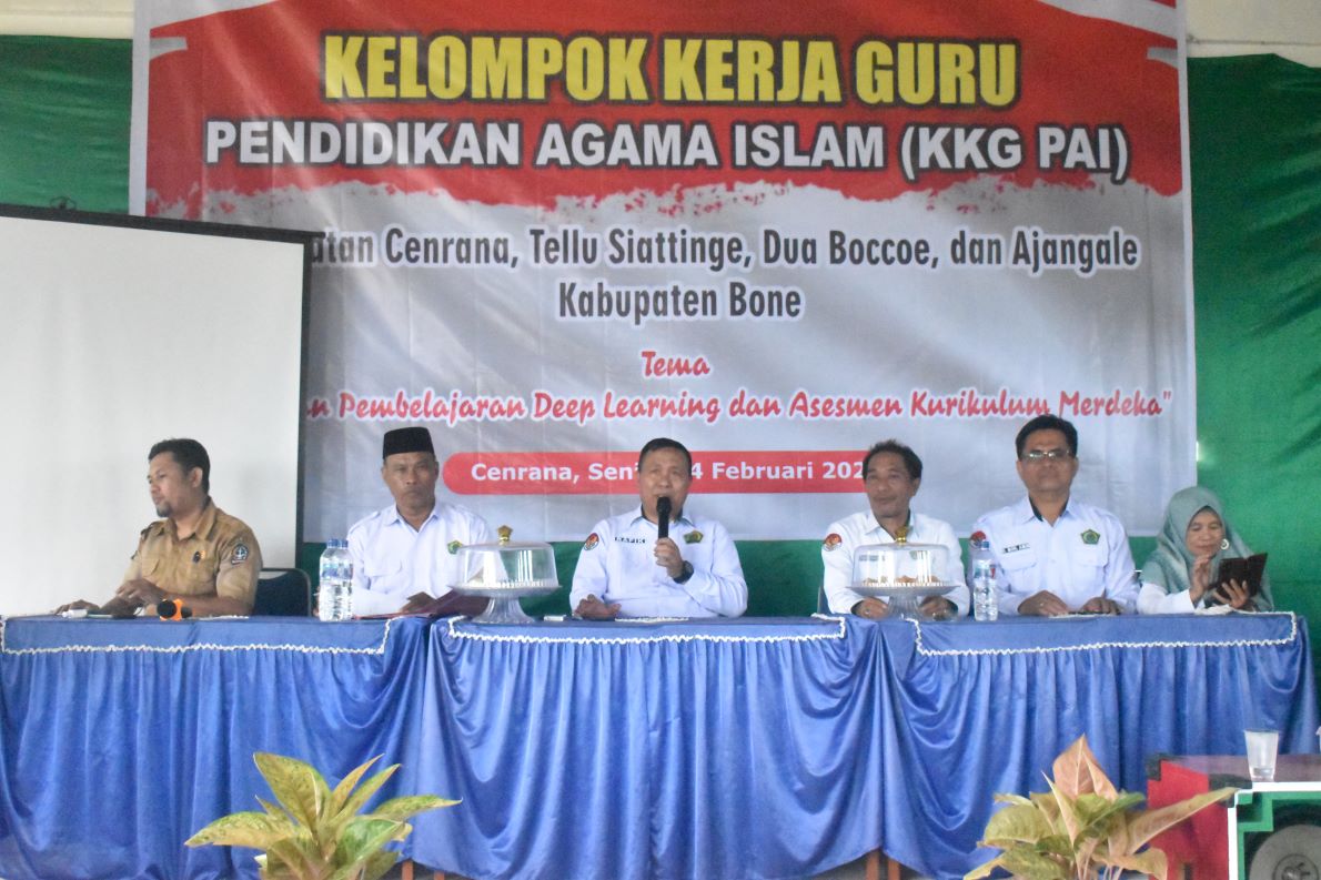 Kakan Kemenag Bone H. Abdul Rafik saat memberikan pengarahan pada kegiatan KKG PAI di Cakkeware