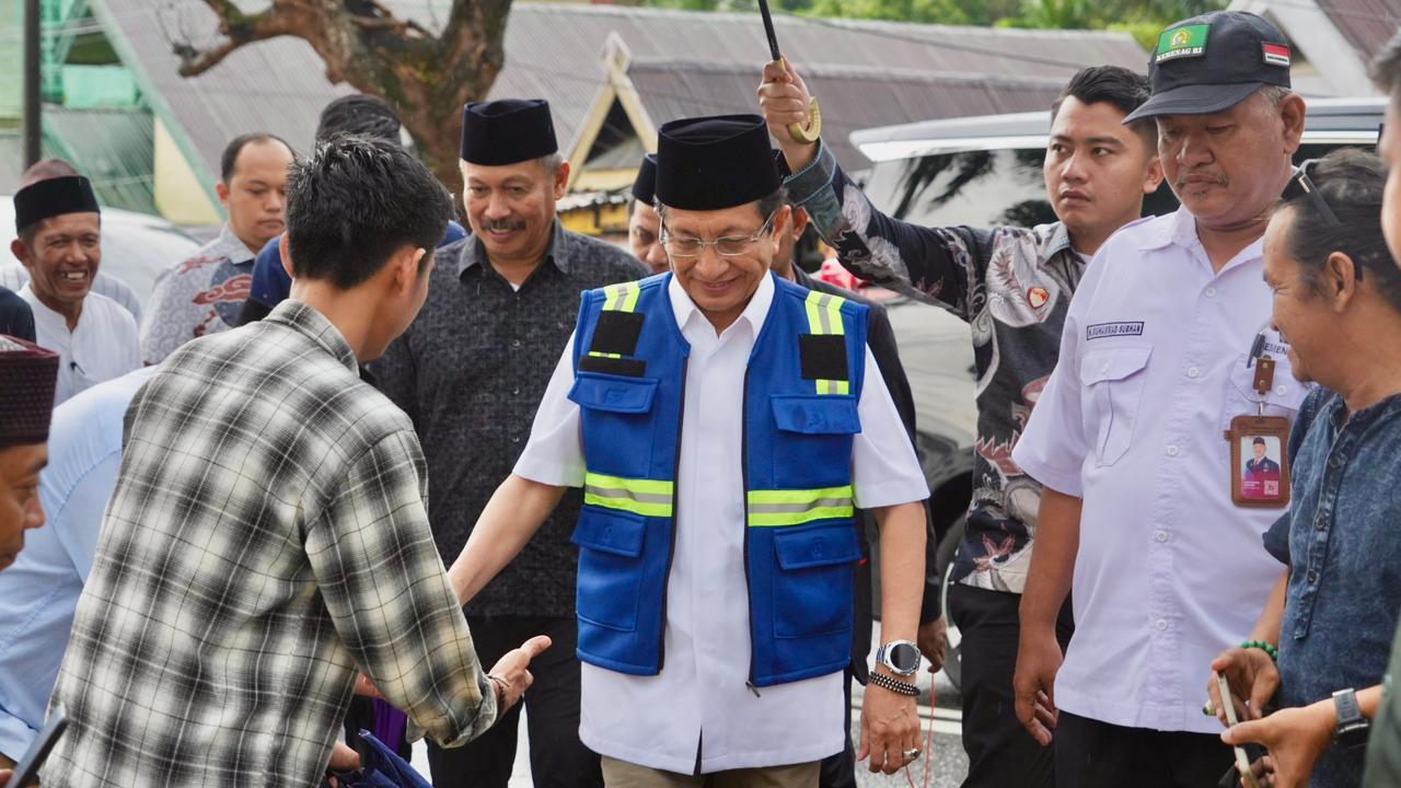 Plt. Kepala Kantor Kementerian Agama (Kemenag) Kabupaten Bone, H. Muhammad Subhan, mendampingi Menteri Agama Republik Indonesia dalam peletakan batu pertama pembangunan Gedung NU Center, Selasa (10/2/2026)
