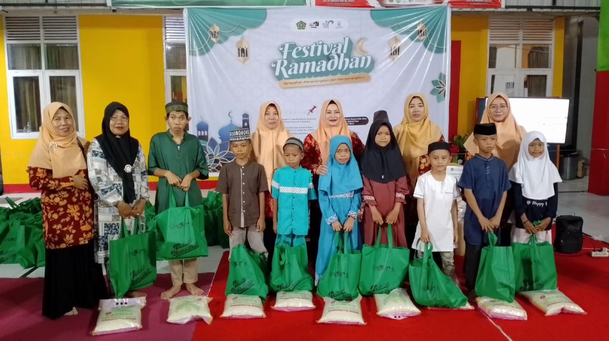 Foto bersama Ketua DWP Kemenag Bone bersama penerima manfaat Festival Ramadan