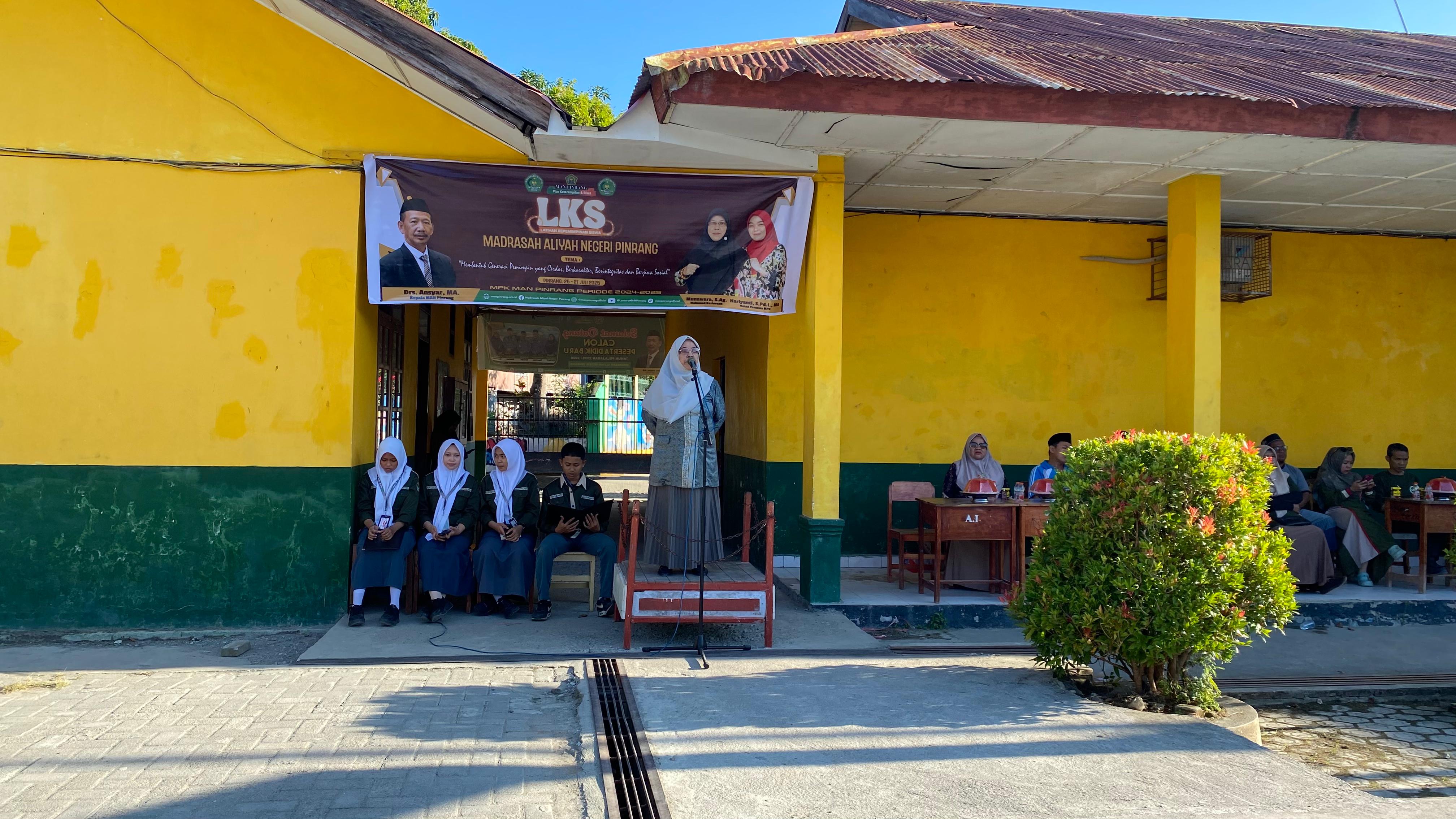 MAN Pinrang Gelar LKS Perdana untuk Seluruh Siswa Baru, Wakamad Kesiswaan Resmi Membuka Kegiatan