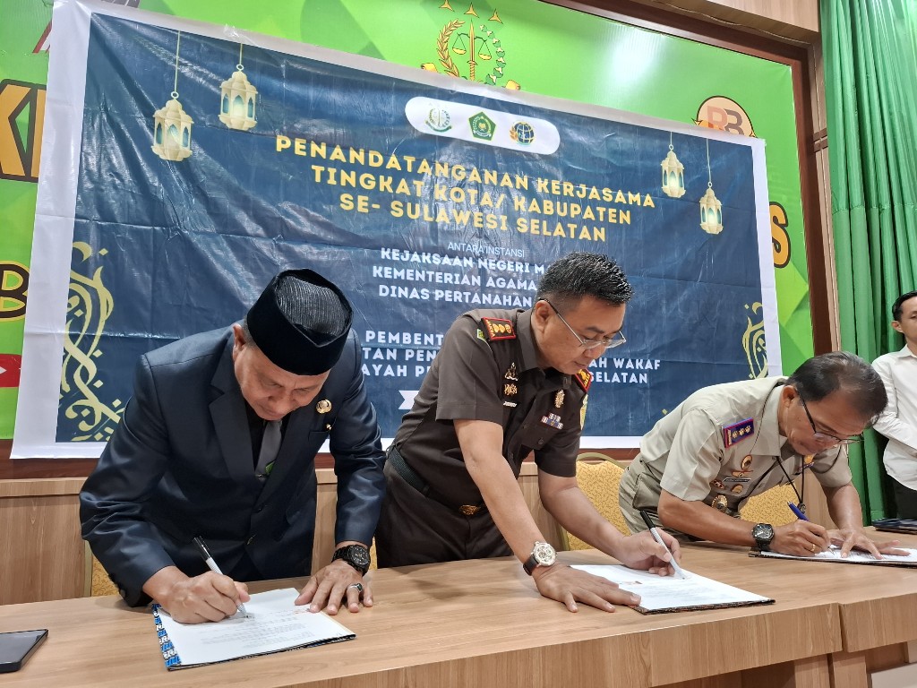 Penandatangan kerja sama untuk percepatan sertifikasi tanah wakaf di kabupaten Maros.