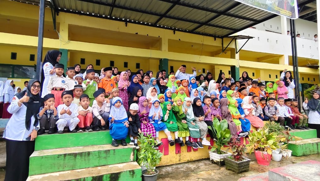 Foto bersama Kepala MIN 7 Bone bersama peserta didik baru kelas I usai acara pembukaan MATSAMA