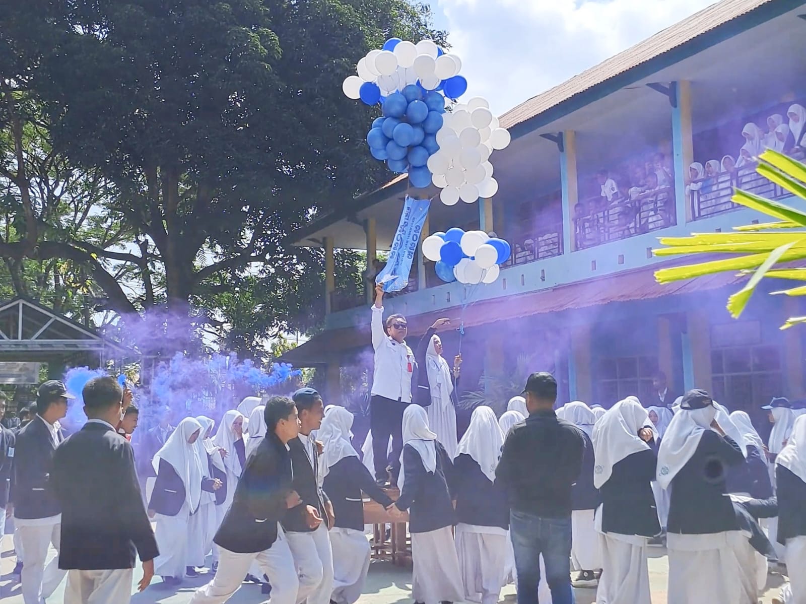 Suasana kegembiraan di halaman madrasah