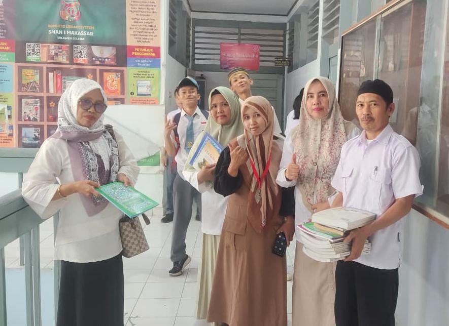 Para guru dan pengawas di SMAN 1 Makassar