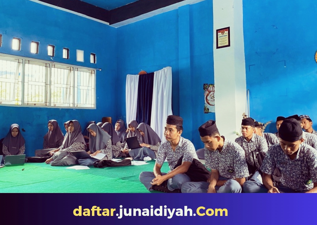 Pengurus Organisasi Siswa Intra Madrasah (Osim) Madrasah Aliyah (MA)  Al-Junaidiyah Biru Periode 2025/2026, menggelar Rapat Kerja (Raker) di ruang serbaguna madrasah, Rabu, 21 Mei 2025.