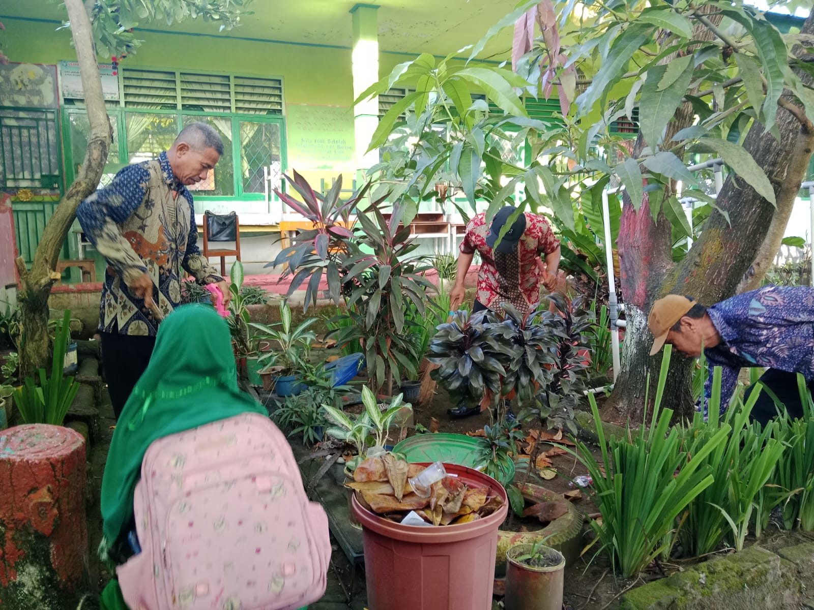 Siswa dan guru berkolaborasi Pilah sampah dedaunan
