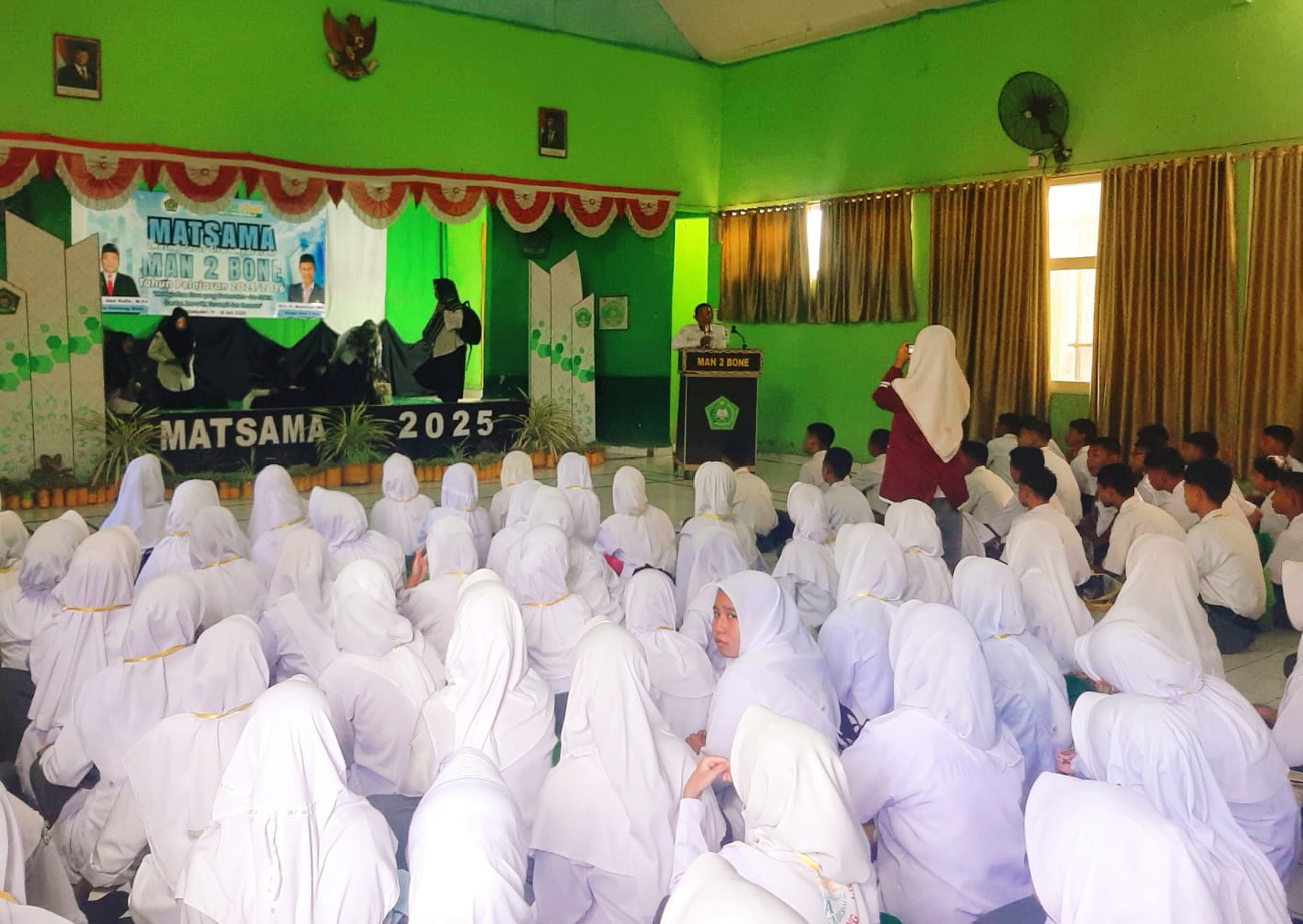 Hari pertama sekolah mengawali Tahun Ajaran 2025/2026, Osim MAN 2 Bone menggelar Matsama bagi murid baru. Kegiatan yang dikoordinir langsung oleh Pembina Osim, Fachry Kuniawan, digelar di Aula MAN 2 Bone, Senin, 14 Juli 2025.