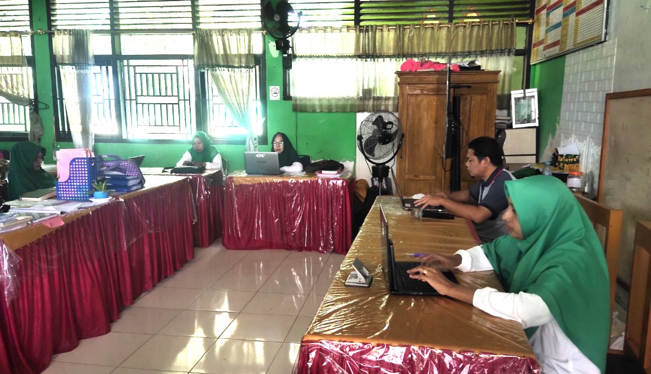 Rapat yang berlangsung di ruang guru ini dihadiri oleh Koordinator bidang pendidikan, para guru, dan tenaga kependidikan.