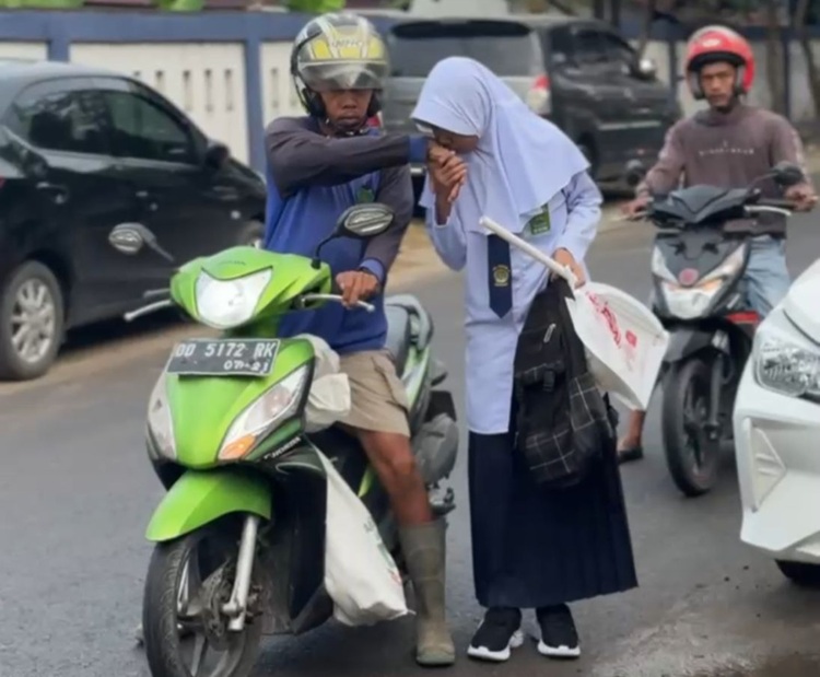Orangtua Siswa MTsN 2 Sidrap Dukung Program Pemerintah Gerakan Ayah Mengantarkan Anak Ke Sekolah.