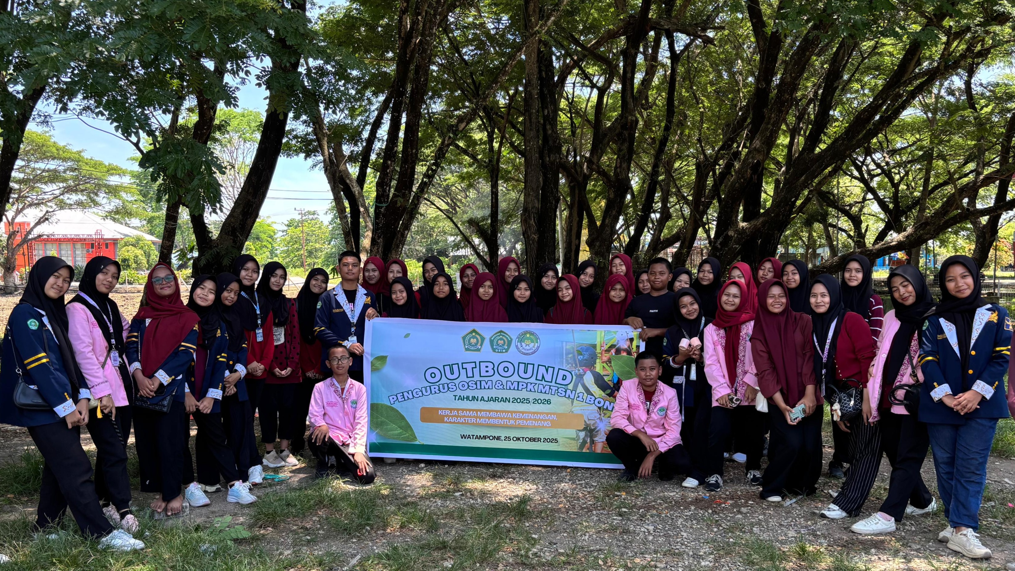 Siswa MTsN 1 Bone Ikuti Kegiatan Outbound OSIM di Sekitar Stadion Lapatau Bone
