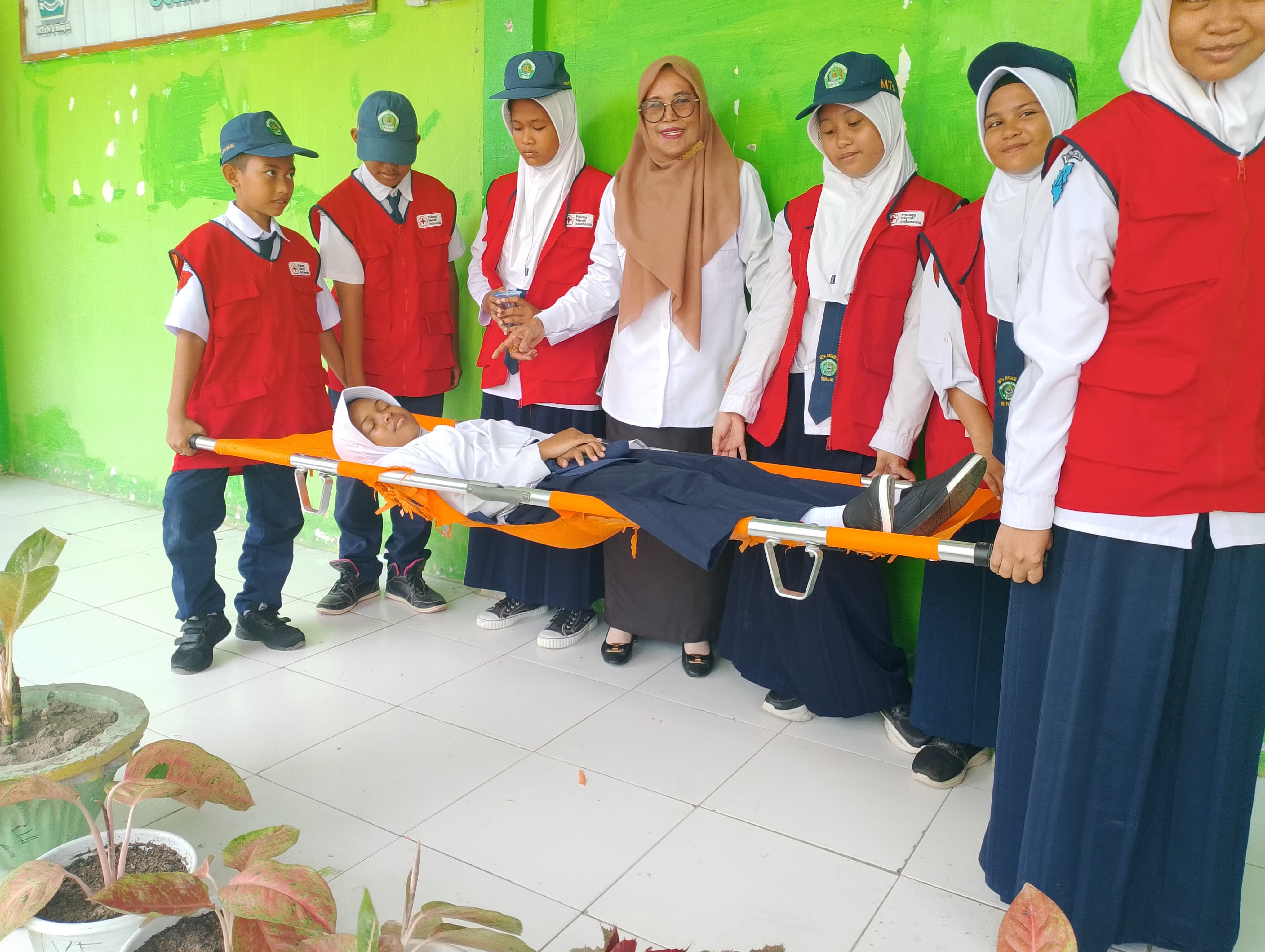 Petugas UKM langsung sigap memberikan pertolongan pertama kepada peserta didik