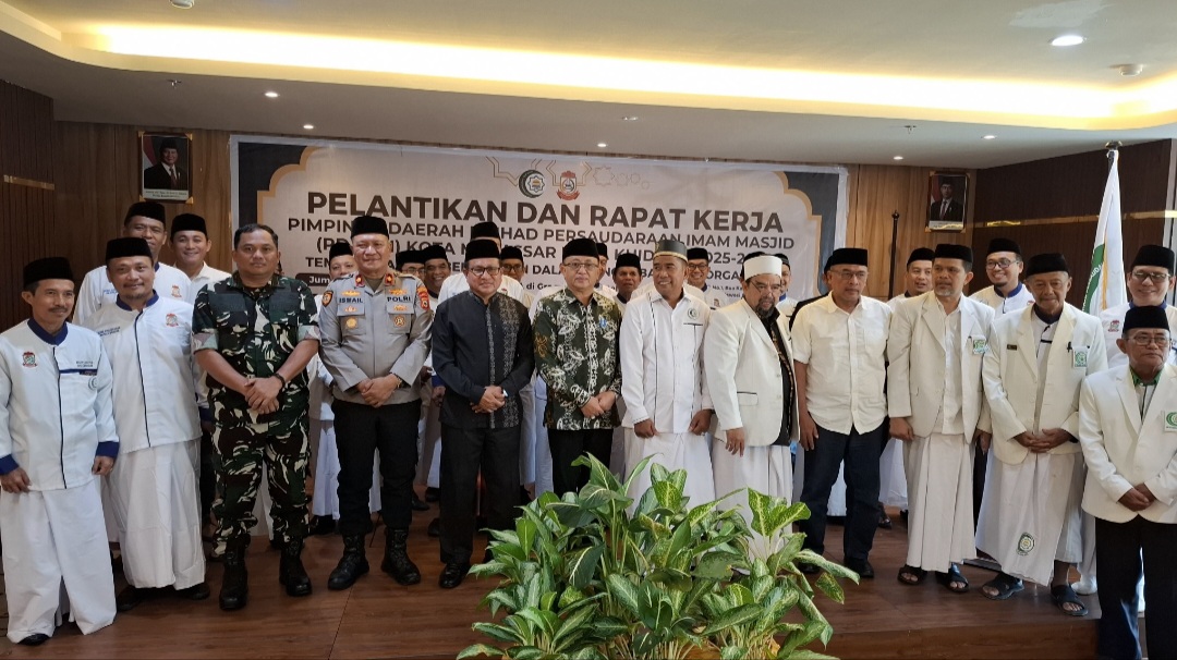 Kakankemenag Kota Makassar H.Muhammad foto bersama setelah Pelantikan PD IPIM