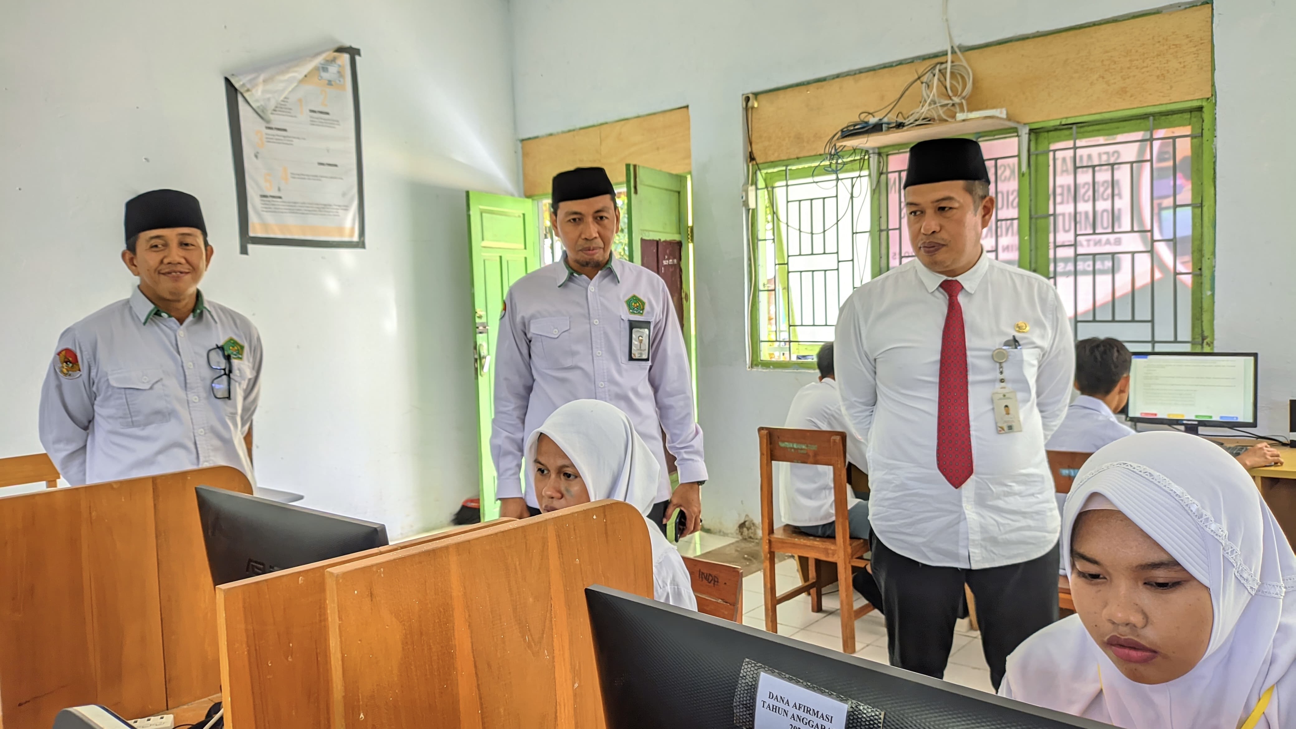 Pengawas Madrasah Hadiri Upacara Bendera dan Pantau Pelaksanaan ANBK MA Ponpes Ihya’ Ulumiddin
