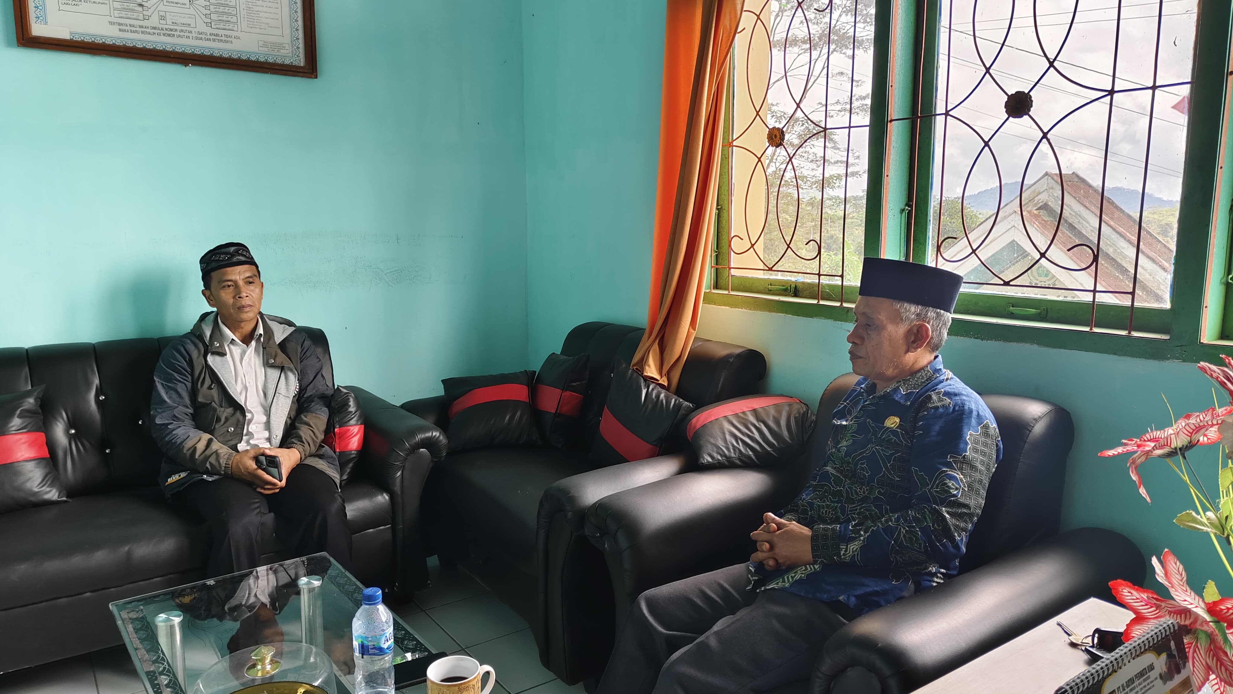 Kepala KUA Kec Sinjai Borong Saat Melayani Konsultasi Warga Masyarakat Sinjai Borong tentang Penceraian
