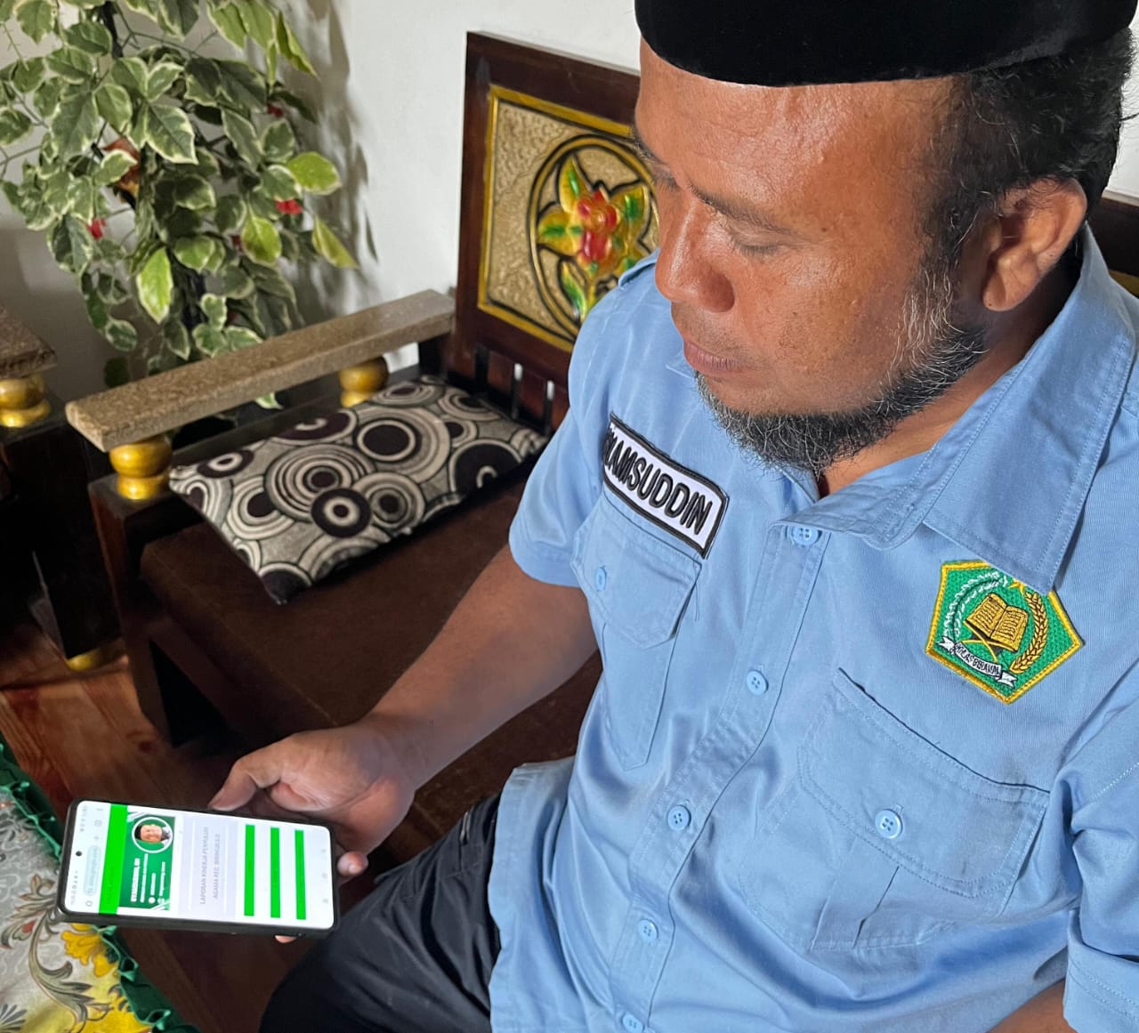 Salah seorang penyuluh menunjukkan cara penggunaan PAKALAKBIRI