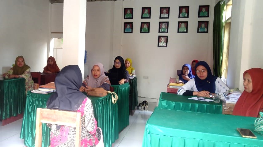 Suasana Rapat yang dihadiri Kepala Madrasah Rina Sulaeha beserta seluruh dewan guru dan staf madrasah